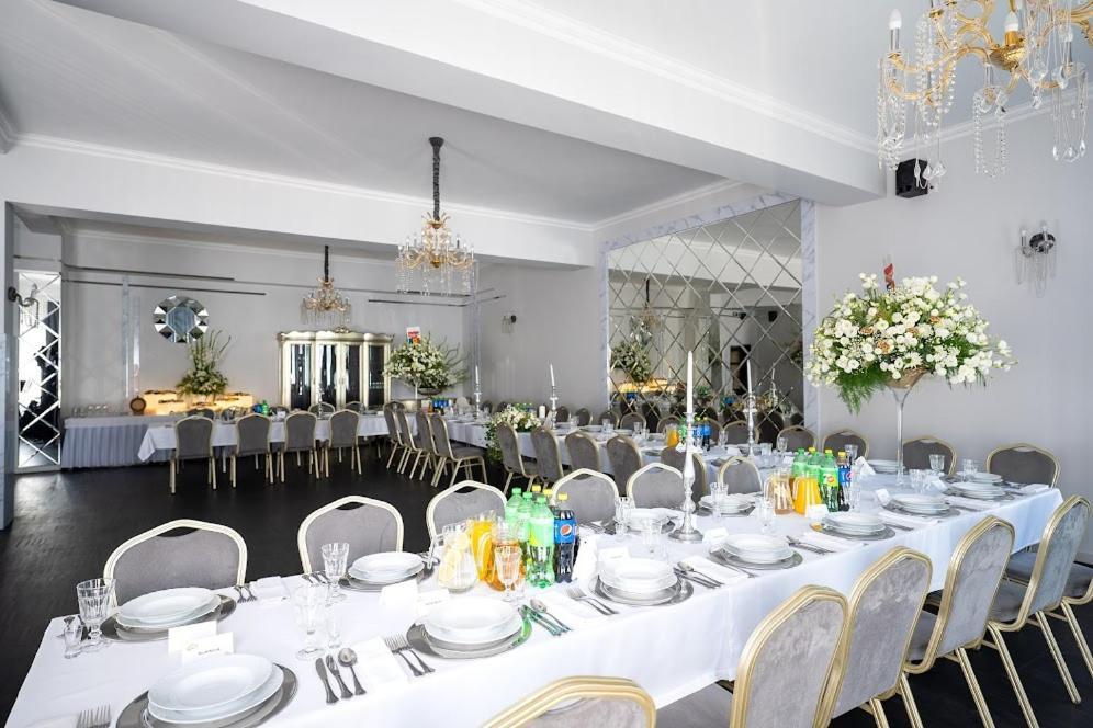 Hotel Lord Debica Екстериор снимка